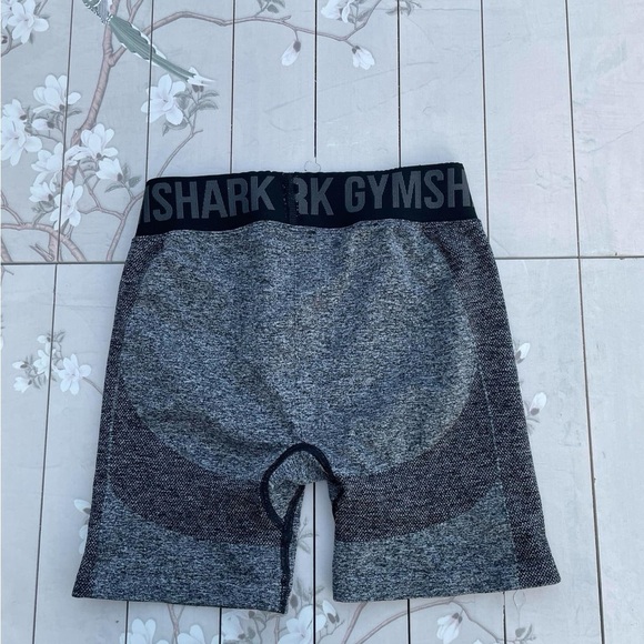 Gym shark shorts - Picture 2 of 3